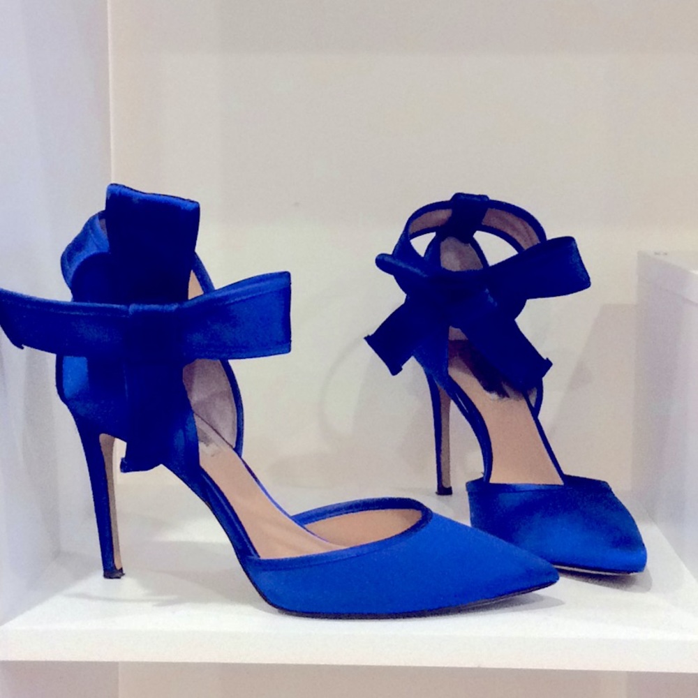 Blue satin bow pumps